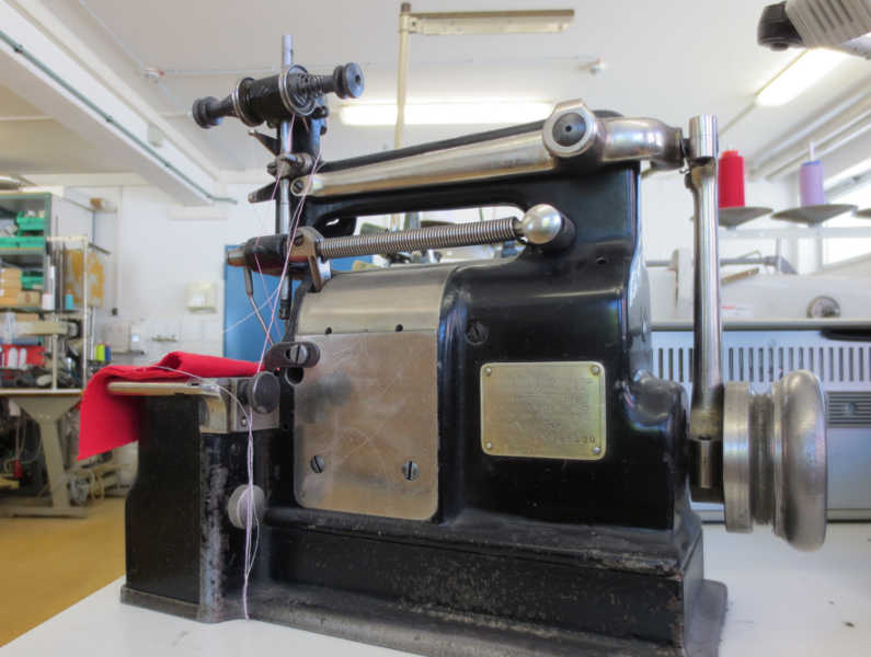 TRIGEMA Nähmaschine Singer