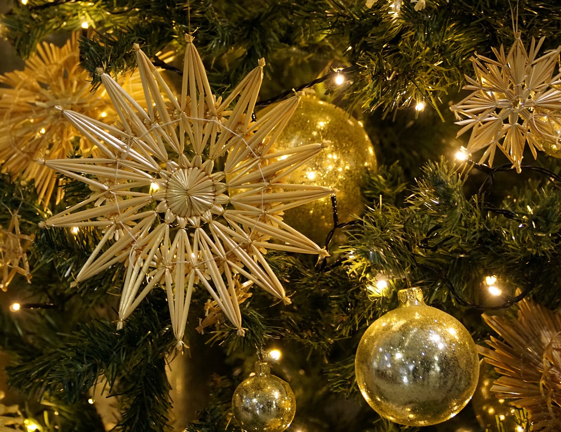 Weihnachten, Advent, Adventszeit, Adventskranz, Weihnachtsbaum, Nikolaus, Kerzen, Weihnachtsgeschenke, Weihnachtszeit, Advent feiern, Bräuche Advent, Bräuche zu Weihnachten, Geschichte Advent