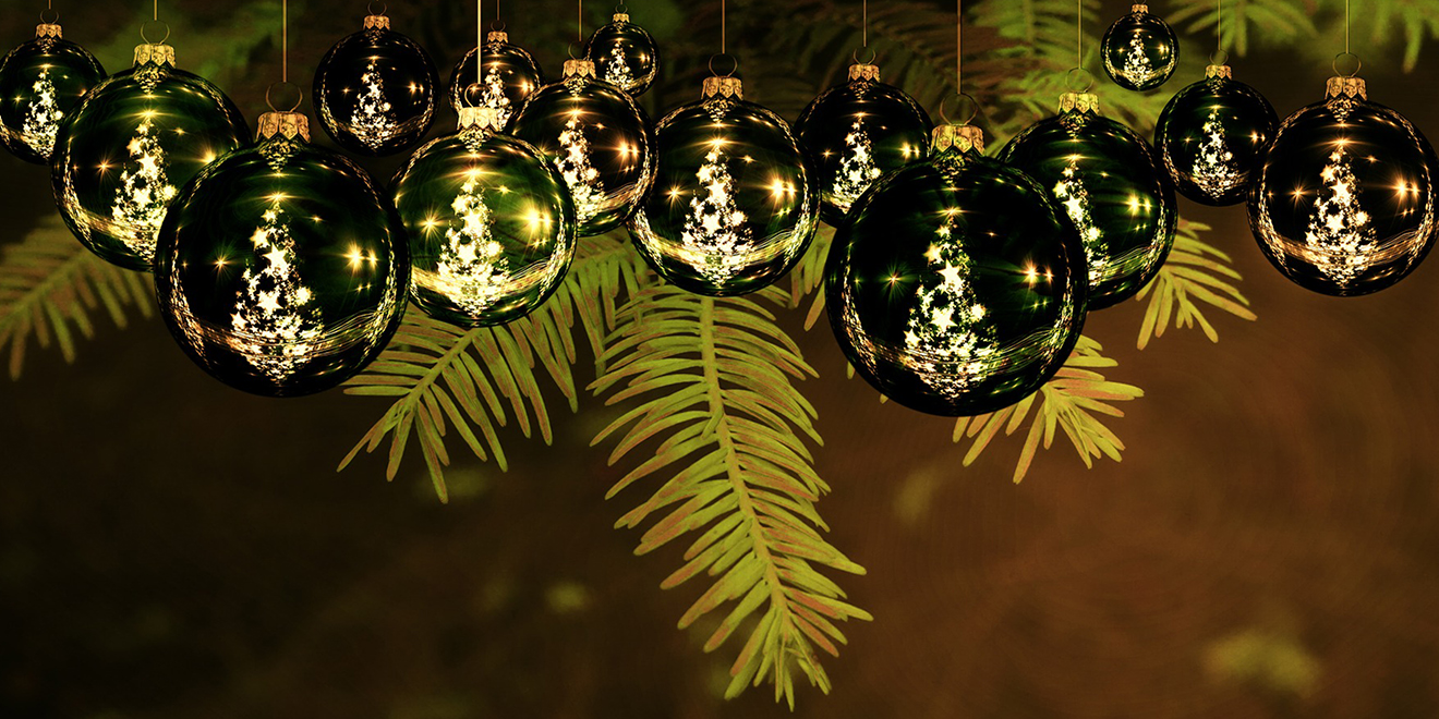 Weihnachtsbaum, Tradition der Weihnachtsbäume, Christbaum, Tannenbaum, Baumschmuck, Christbaumkugeln, Weihnachtsschmuck, Lametta, Lichterkette, Weihnachten, Brauch der Weihnachtsbäume, Christbaum schmücken