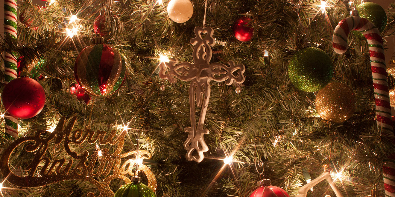 Weihnachtsbaum, Tradition der Weihnachtsbäume, Christbaum, Tannenbaum, Baumschmuck, Christbaumkugeln, Weihnachtsschmuck, Lametta, Lichterkette, Weihnachten, Brauch der Weihnachtsbäume, Christbaum schmücken