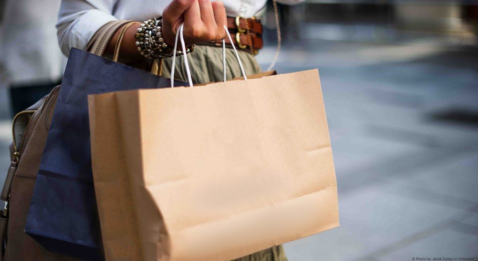 Frau beim Shoppen mit Tüten.