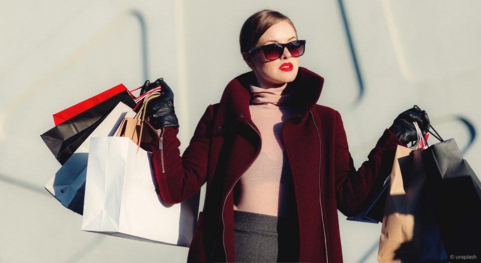 Frau im Shoppingwahn mit vielen Tüten