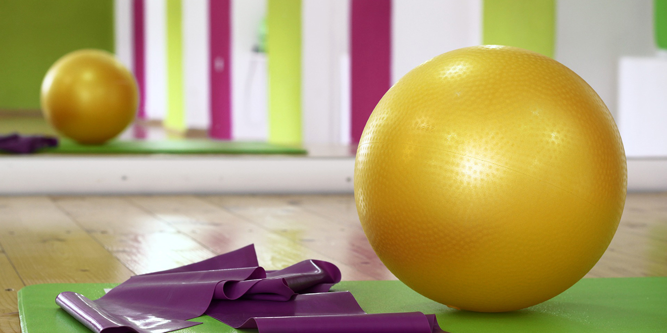 Fitnessgeräte für zu Hause, Fitnessgerät für zu Hause, Training zu Hause, Fitness für zu Hause, Hanteln, Kettlebell, Gymnastikball, Ab-Roller, Trainingsgeräte, Theraband, Faszientraining, Fitnessübungen für zu Hause
