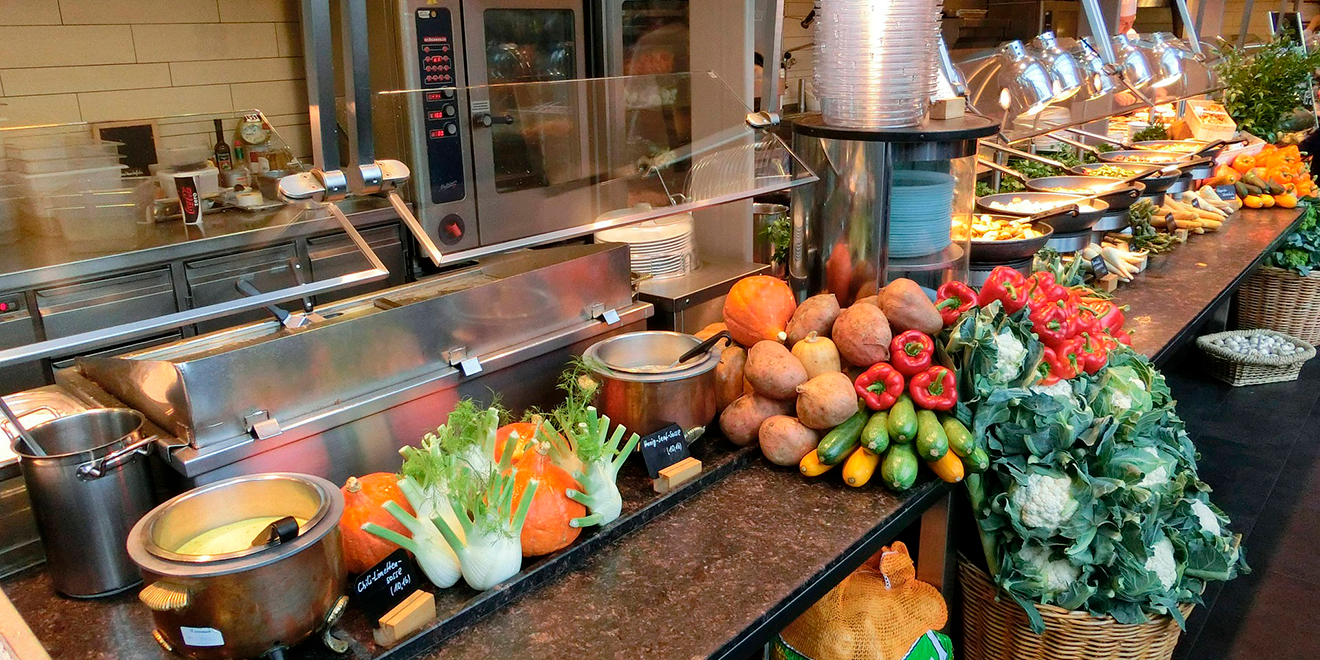 Ernährung, gesund, Büro, Alltag, Mittagstief, Konzentration, Power, Ernährung im Büro, Ausgewogen essen, Superfood, Obst, Gemüse, Trinken, Kantine, Ausgewogen Essen