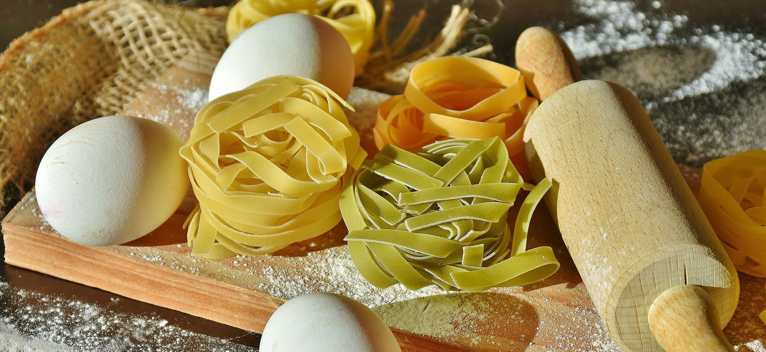 Nährstoffe, Ernährung, Kohlenhydrate, Eiweiß, Fett, Ballaststoffe, Energie, Vitamine, ausgewogene Ernährung, welche Nährstoffe, Nährstoffe für den Körper, Spurenelemente, Mineralstoffe, Lebensmittel, Essen