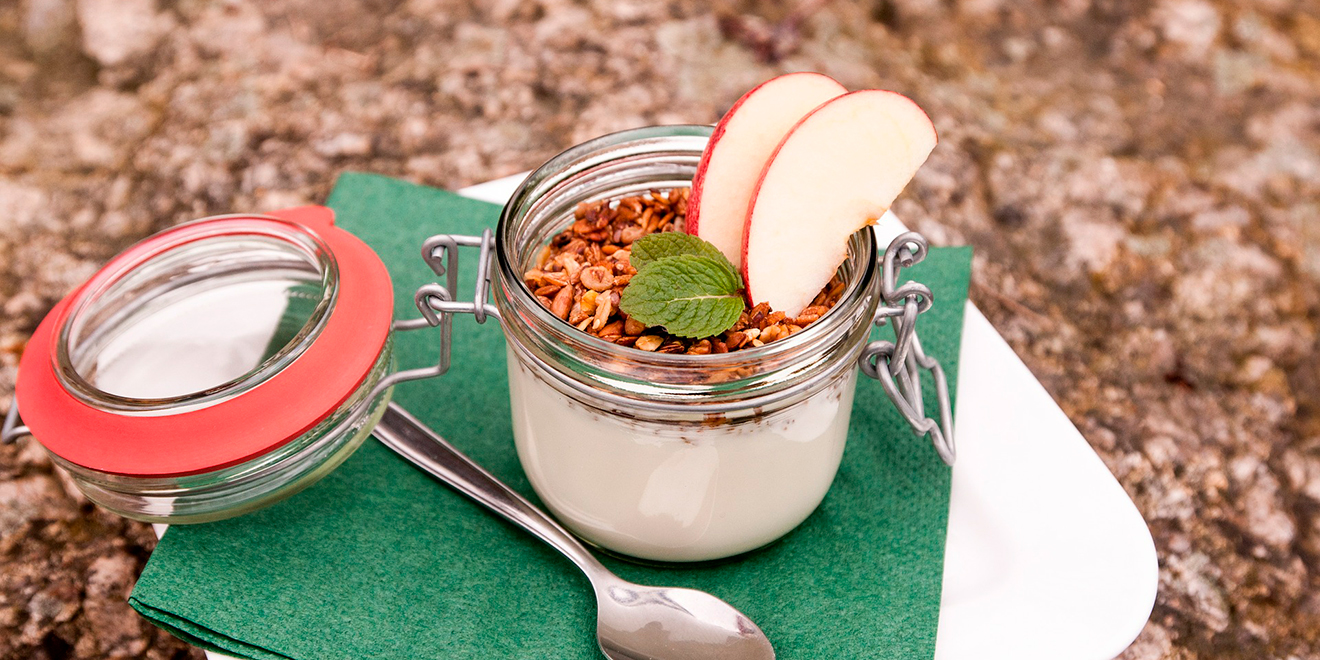 Ernährung, gesund, Büro, Alltag, Mittagstief, Ernährung im Büro, Ausgewogen essen, Konzentration, Power, Superfood, Obst, Gemüse, Joghurt, Nüsse, Trinken, Kantine, Ausgewogen Essen, Müsli