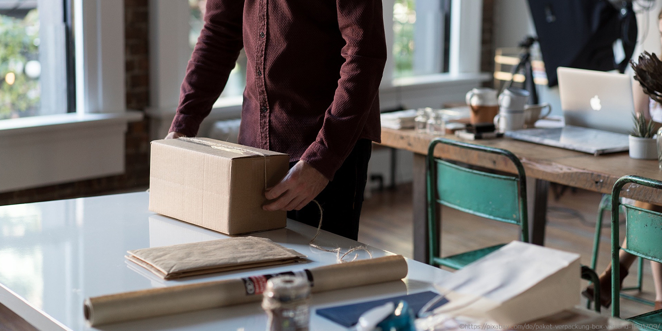 Person beim Einpacken eines Paketes