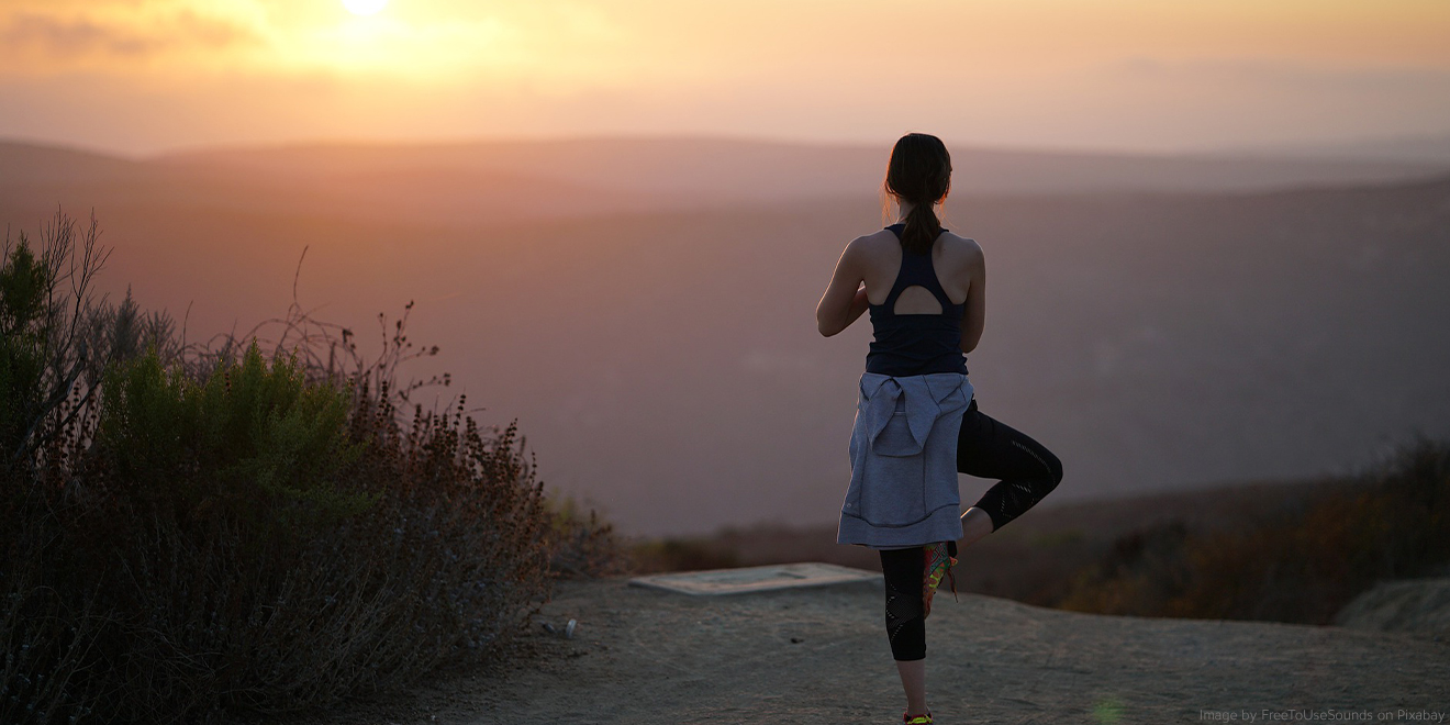 Bewältigung des Alltagsstress bei Yogastellungen während des Sonnenaufgangs