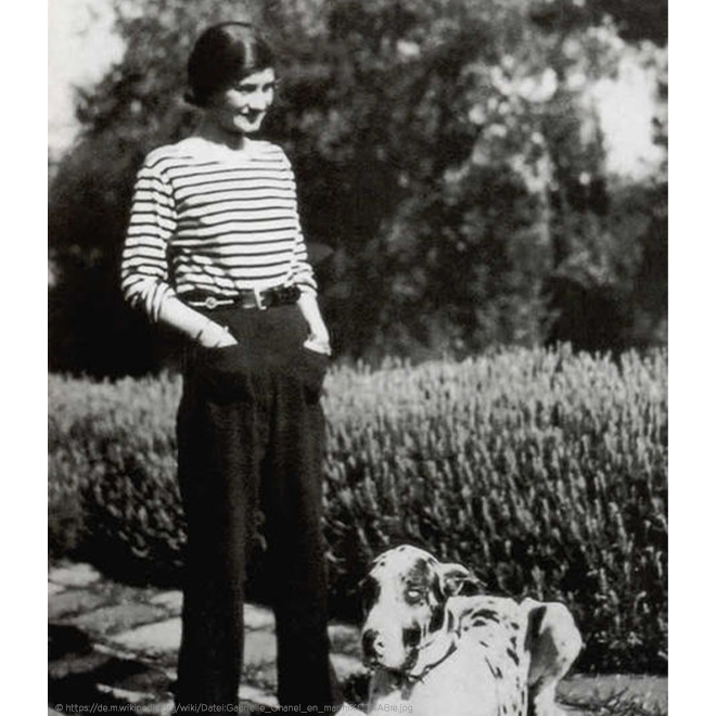 Coco Chanel mit ihrem Hund in Hose und Basic T-Shirt
