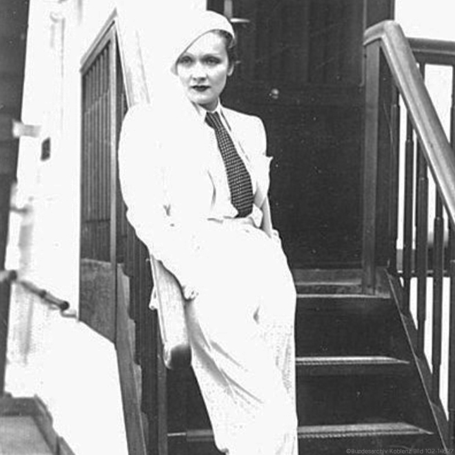 Marlene Dietrich im bequemen Hosenanzug
