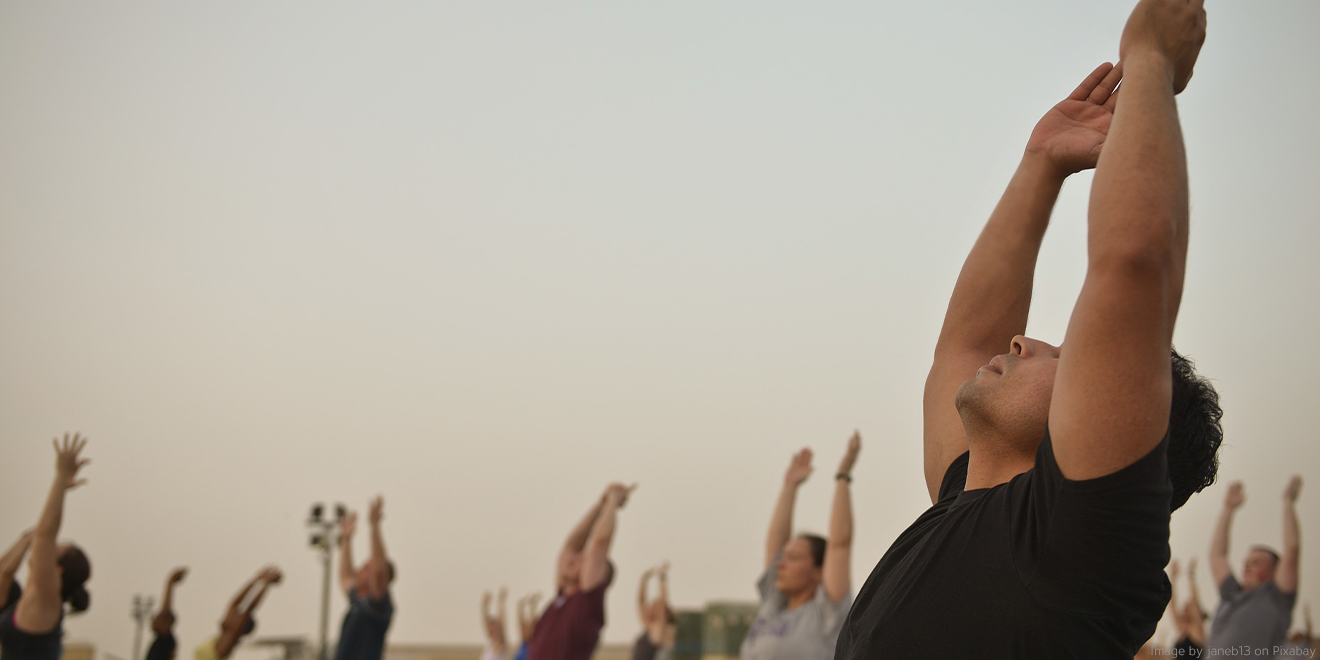 Gemeinschaftliches Yoga - Einstimmung mit Yogastellungen wie dem Sonnengruß beim Sonnenaufgang