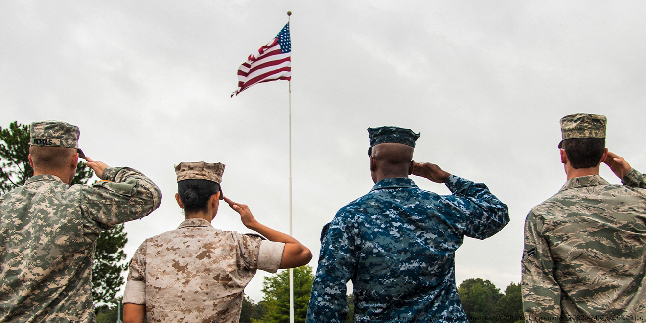 U. S. Soldaten salutieren vor der amerikanischen Flagge und tragen T-Shirt oder Unterhemd unter der Uniform