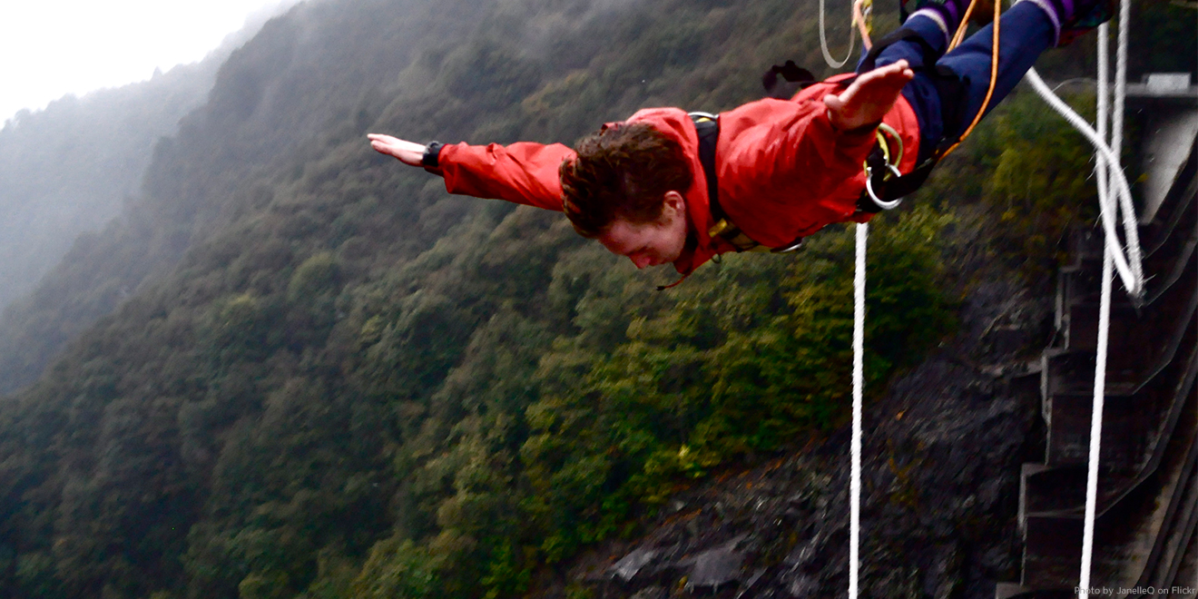 Junge fällt im freien Fall ein Tal hinab, Bungee-Jumping sorgt für extremen Adrenalinkick