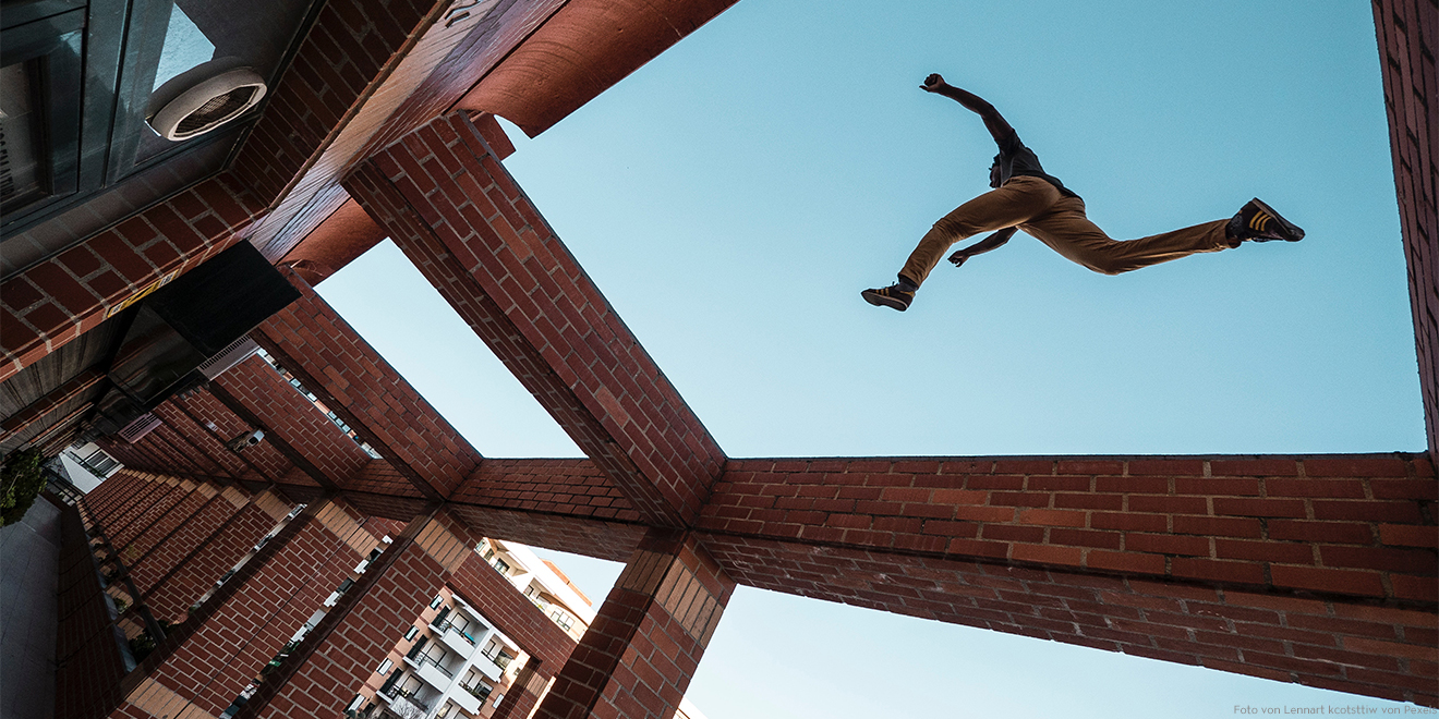 Parkour setzt sich aus weiten und schweren Sprüngen, Körperbeherrschung und Schnelligkeit zusammen.