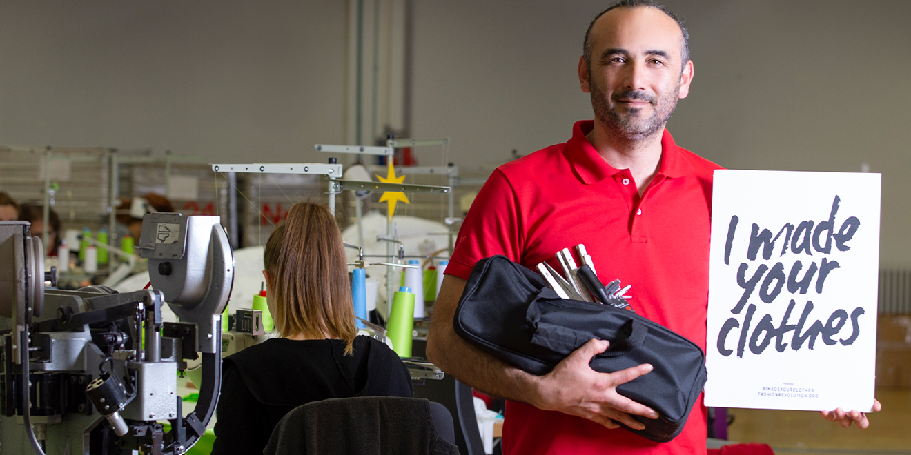 Unser Nähmaschinenmechaniker behebt Fehler, wenn unsere Maschinen nicht tadellos laufen sollten. Seine Werkzeugtasche hat er immer dabei. 