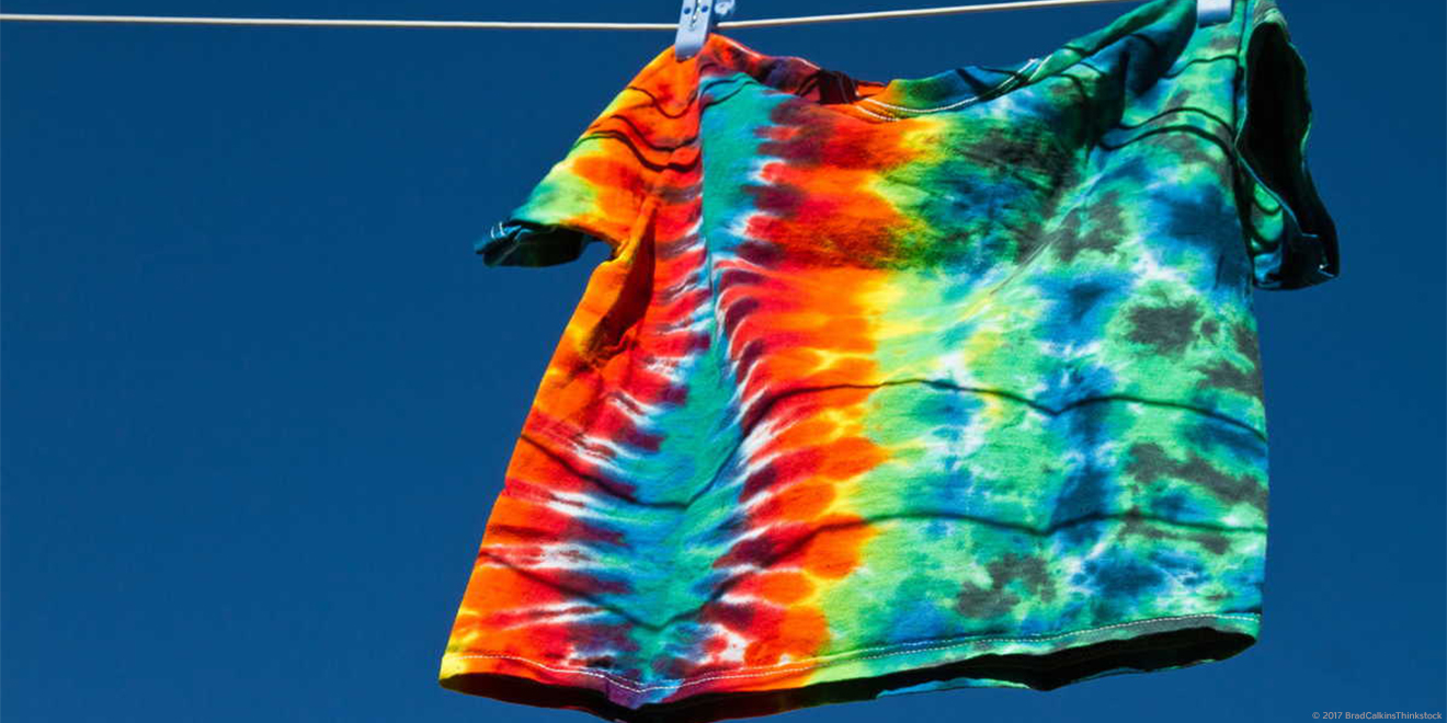 T-Shirt mit Batik-Muster an Wäscheleine