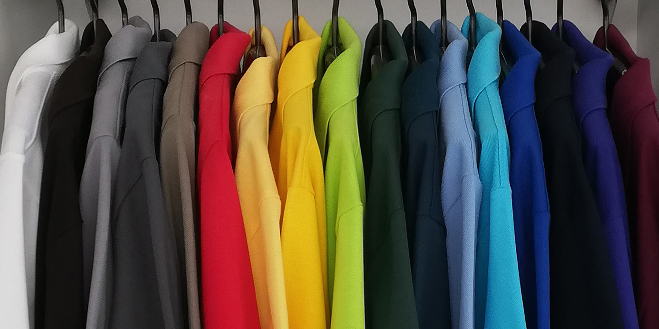 Einfarbige T-Shirts von Trigema auf einer Stange