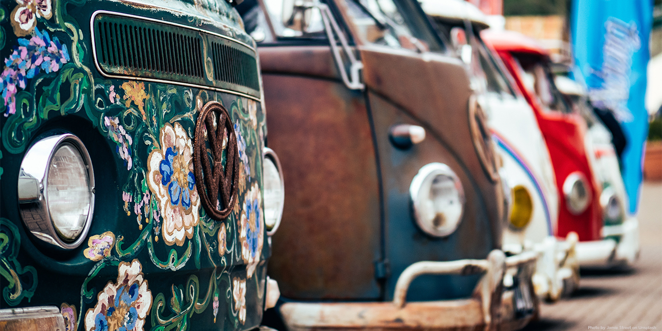 Alte VW-Busse mit Hippie-Optik