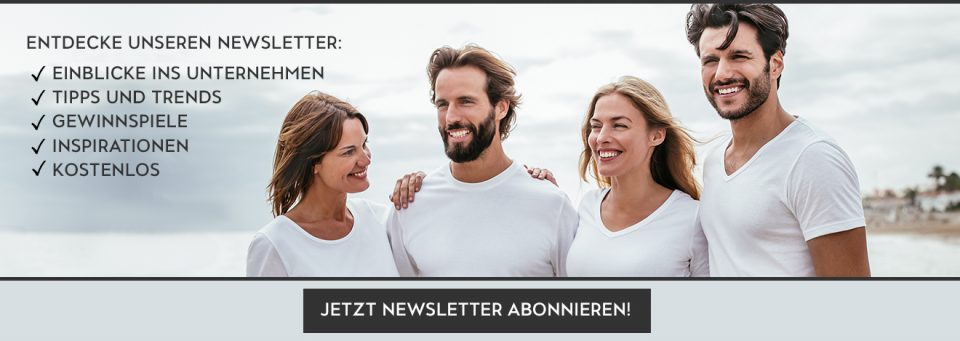 Junge Menschen lachen in weißen T-Shirts.