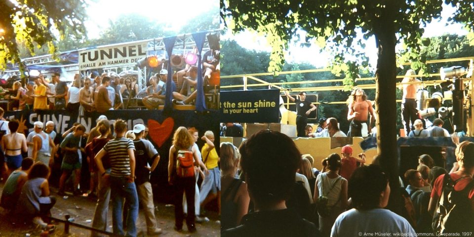 Die Jugend der 90er Jahre feiert auf der Loveparade zu Techno-Beats.