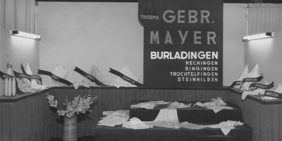 Stoffausstellung der Firma Trikotwarenfabrik Gebr. Mayer