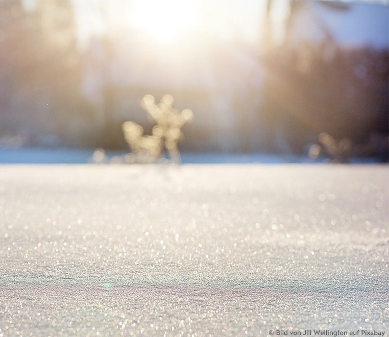 Schneekristalle glitzern in der Kälte