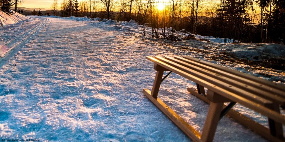 Schlitten liegt im Schnee