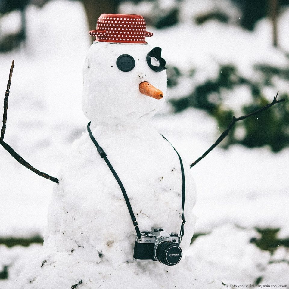 Witziger Schneemann mit Kamera