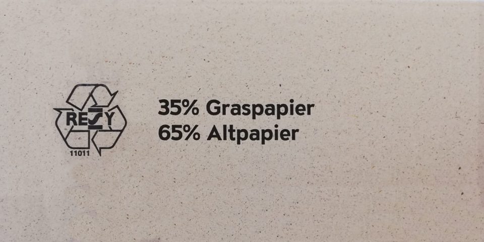 Die Zusammensetzung aus Graspapier und Altpapier steht sogar direkt auf dem Karton. 
