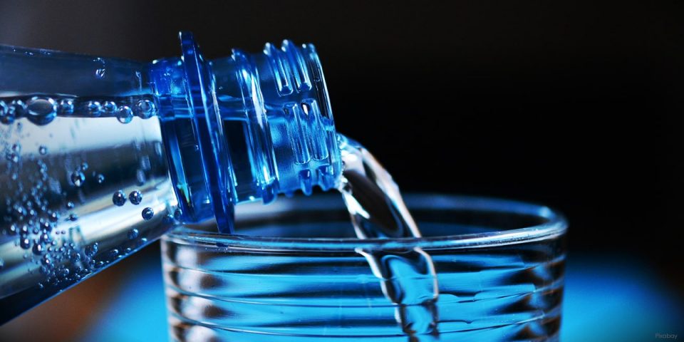 Wasser aus einer Wasserflasche.