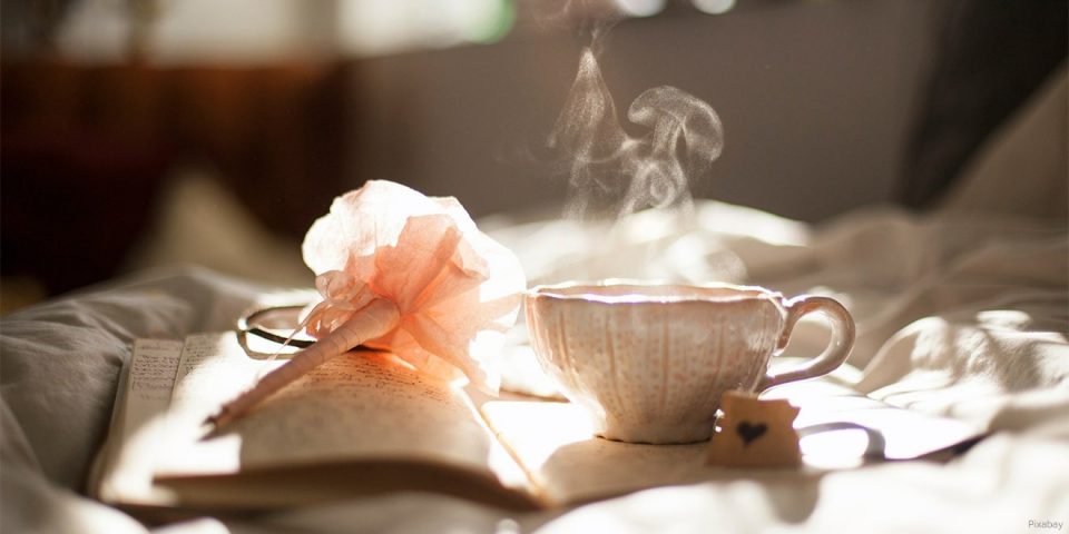 Tee, Blumenduft und ein Buch helfen zum Entspannen