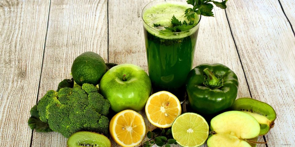 Grünes Obst und Gemüse und grüner Smoothie