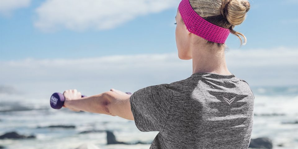 Dame macht Sport mit Handeln