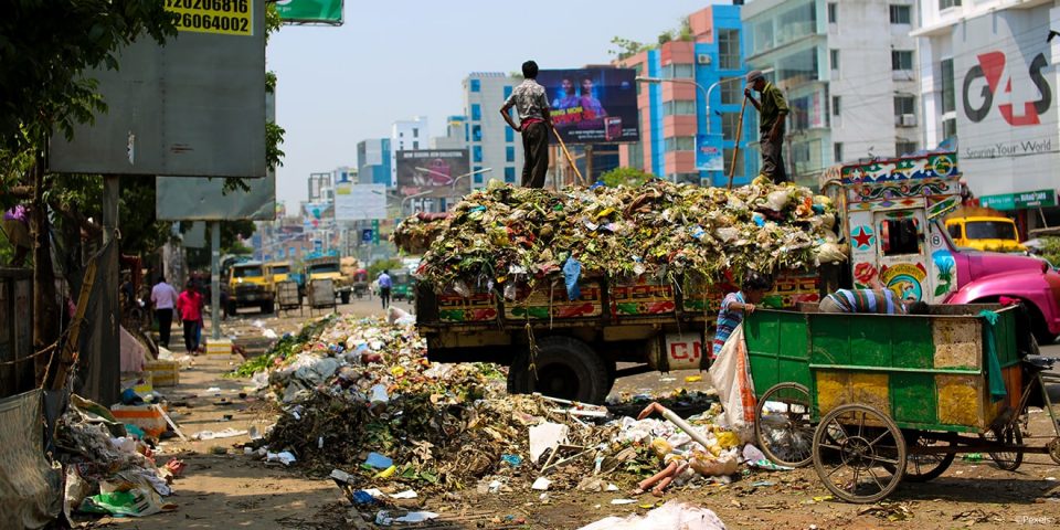 Müllberge von Kleidung und massive Umweltverschmutzung in Bangladesh