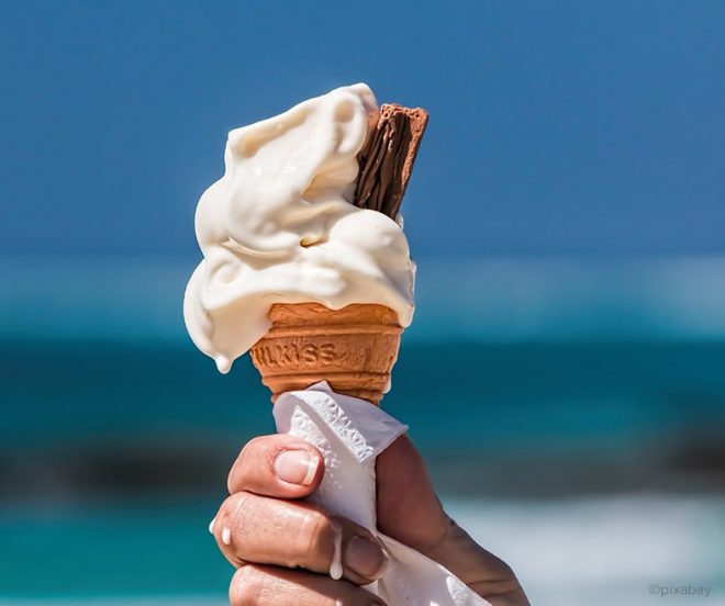 Tropfende Eiscreme in einer Waffel