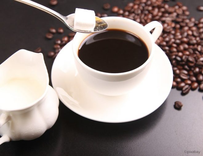 Kaffee mit Zucker und Milch in einer Tasse