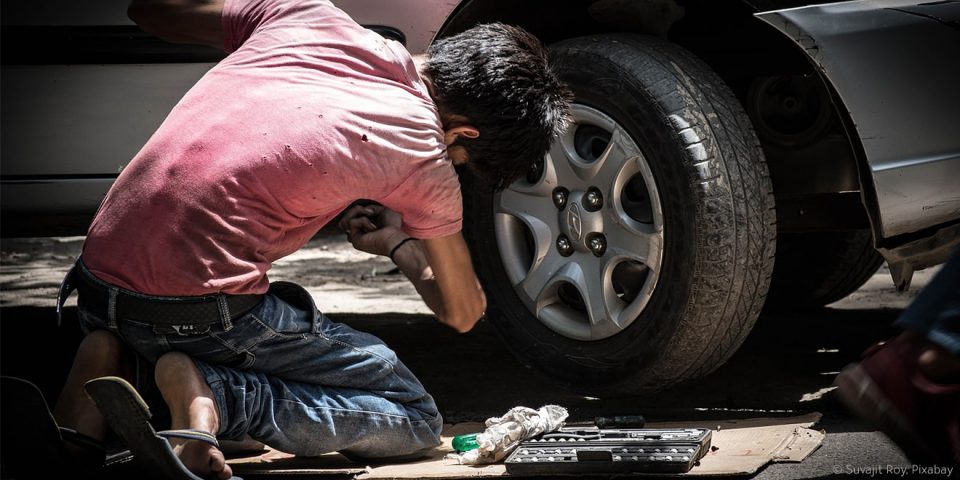 Kind arbeitet als Automechaniker. Am Tag für menschenwürdige Arbeit wird einem wieder klar, dass unsere Arbeitsbedingungen nicht selbstverständlich sind.