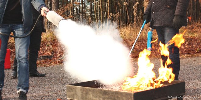 Im Schaum von Feuerlöschern befinden sich oft per- und polyfluorierte Chemikalien, obwohl es Alternativen gibt. 