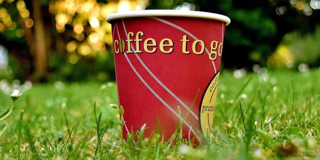 Pappkaffeebecher und Lebenmittelverpackungen enthalten oft PFC.