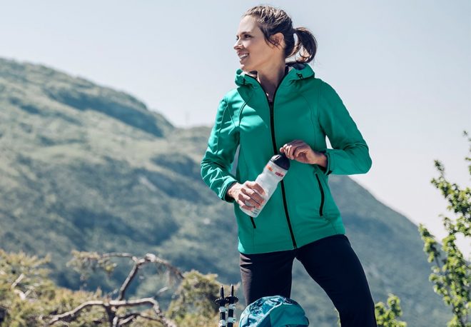 Wasserfeste und PFC-freie Outdoor Bekleidung gibt es bei TRIGEMA. 