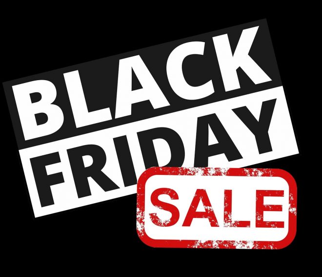 Black Friday Sale Schilder locken zahlreiche Kunden in die Geschäfte.