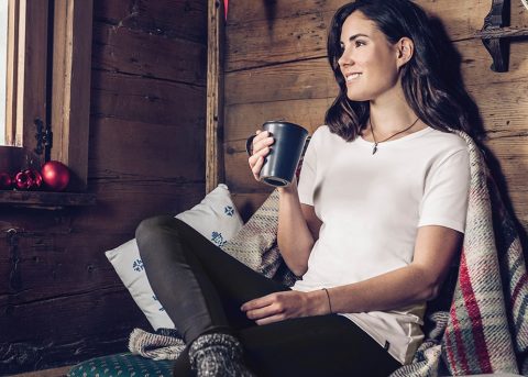 Dame trägt Thermounterwäsche aus Baumwolle, Polyester und Silberfaden für antibakteriellen Schweißschutz