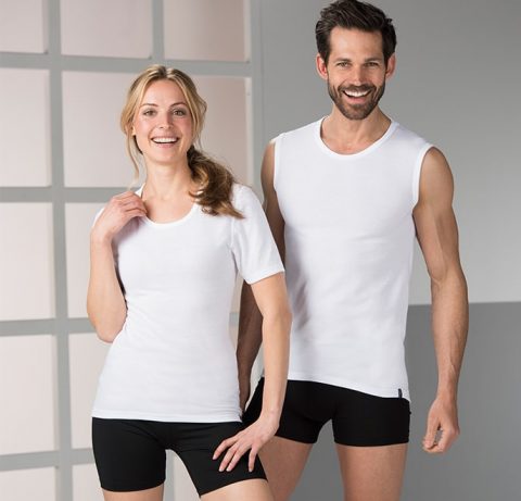 Dame und Herr tragen Funktionunterwäsche aus Polyester für Sport- und Outdoor-Aktivitäten