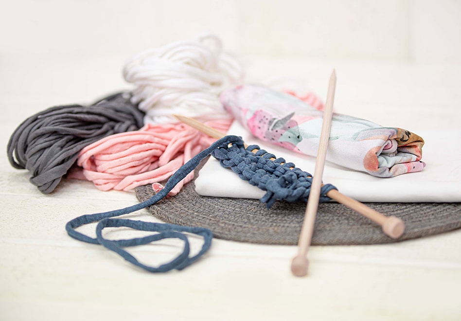 Fehlendes Material zum Stricken für Upcycling oder DIY Produkte, kann man bei TRIGEMA im Online Shop kaufen. 