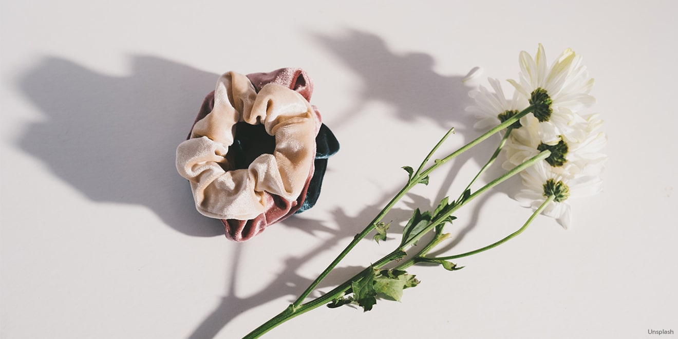 DIY Scrunchie oder Upcycling Haargummi im Look der 90er Jahre.