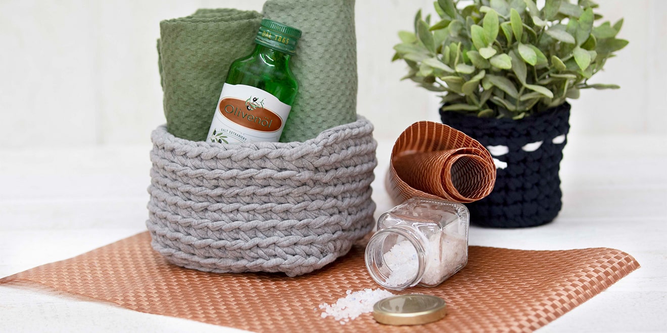 Auch in der Küche lassen sich DIY Produkte mit individuellen Stil ideal einsetzen. Statt Schalen aus Plastik, kann alter Kleidung ein zweites Leben geschenkt werden.