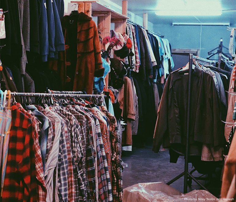 Nachhaltige Mode lässt sich auch in Second Hand Läden finden. 