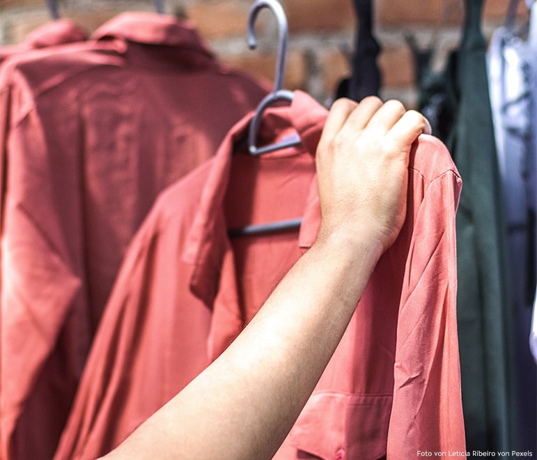 Second Hand ist eine gute Alternative um Kleidung ein neues Leben zu gewähren. Das ist unter anderem auch nachhaltig. 