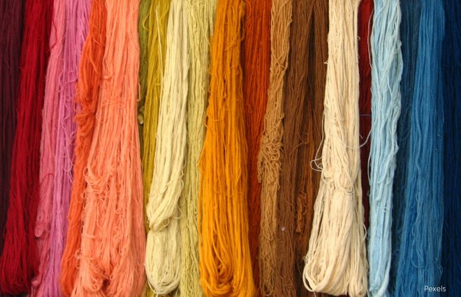 Massenware statt nachhaltig - 500 Mio Kleidungsstücke werden voraussichtlich von der Fast Fashion Industrie vernichtet.
