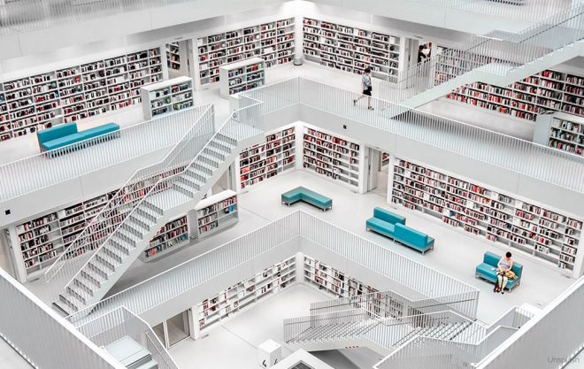 Bücherreich mit schriftlichen Dokumenten und Büchern. 